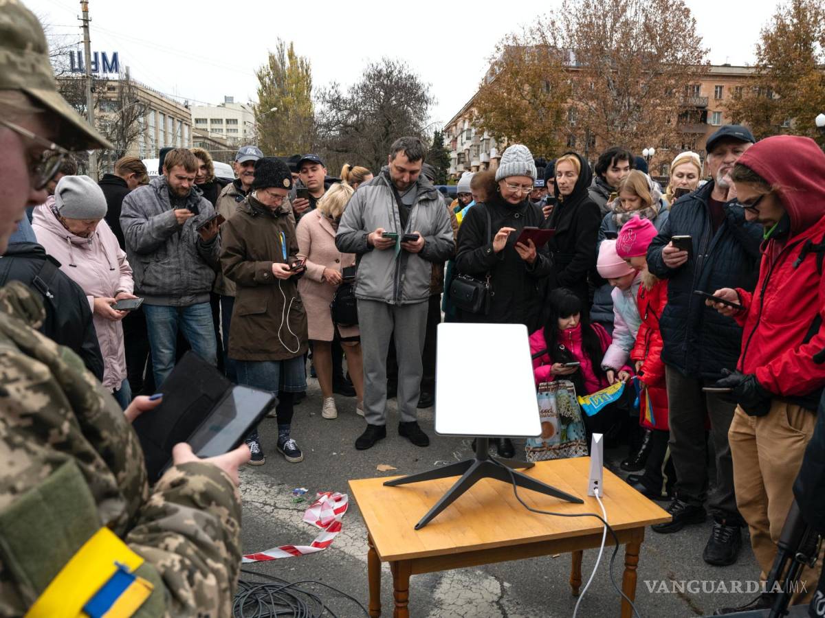 $!Ucranianos hacen fila para acceder a Internet desde una conexión Starlink en la plaza principal de Kherson, Urania.