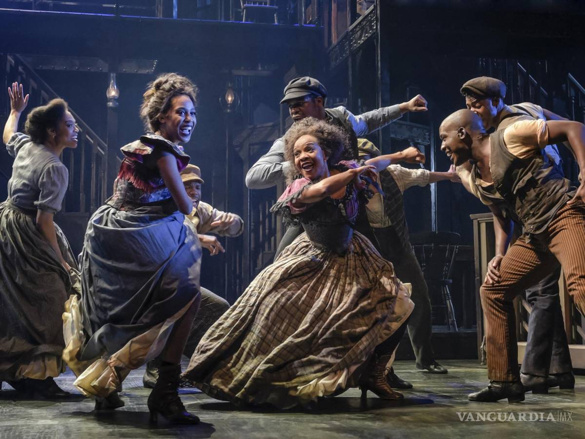 $!Al frente de izquierda a derecha, Hailee Kaleem Wright, Karen Burthwright y Sidney Dupont durante una función de Paradise Square.