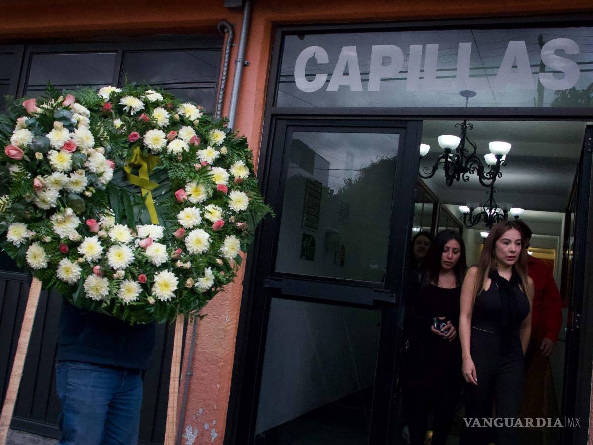 $!Familiares y amigos de Ivana Huato Becerra, velan el cuerpo de la joven en una funeraria al sur de la ciudad. Cabe mencionar que Ivana desapareciera en la alcaldía Tlalpan el pasado 20 de agosto y encontrada sin vida en Tlaxcala.