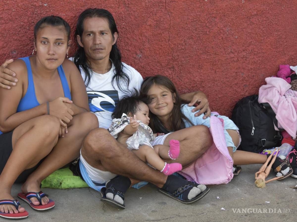 $!Rubén Rodríguez (c), Gabriela Caballero (i) y sus hijas Alejandra Abigail (d) y Vivian, de Honduras, descansan después de llegar a Huehuetan, México.