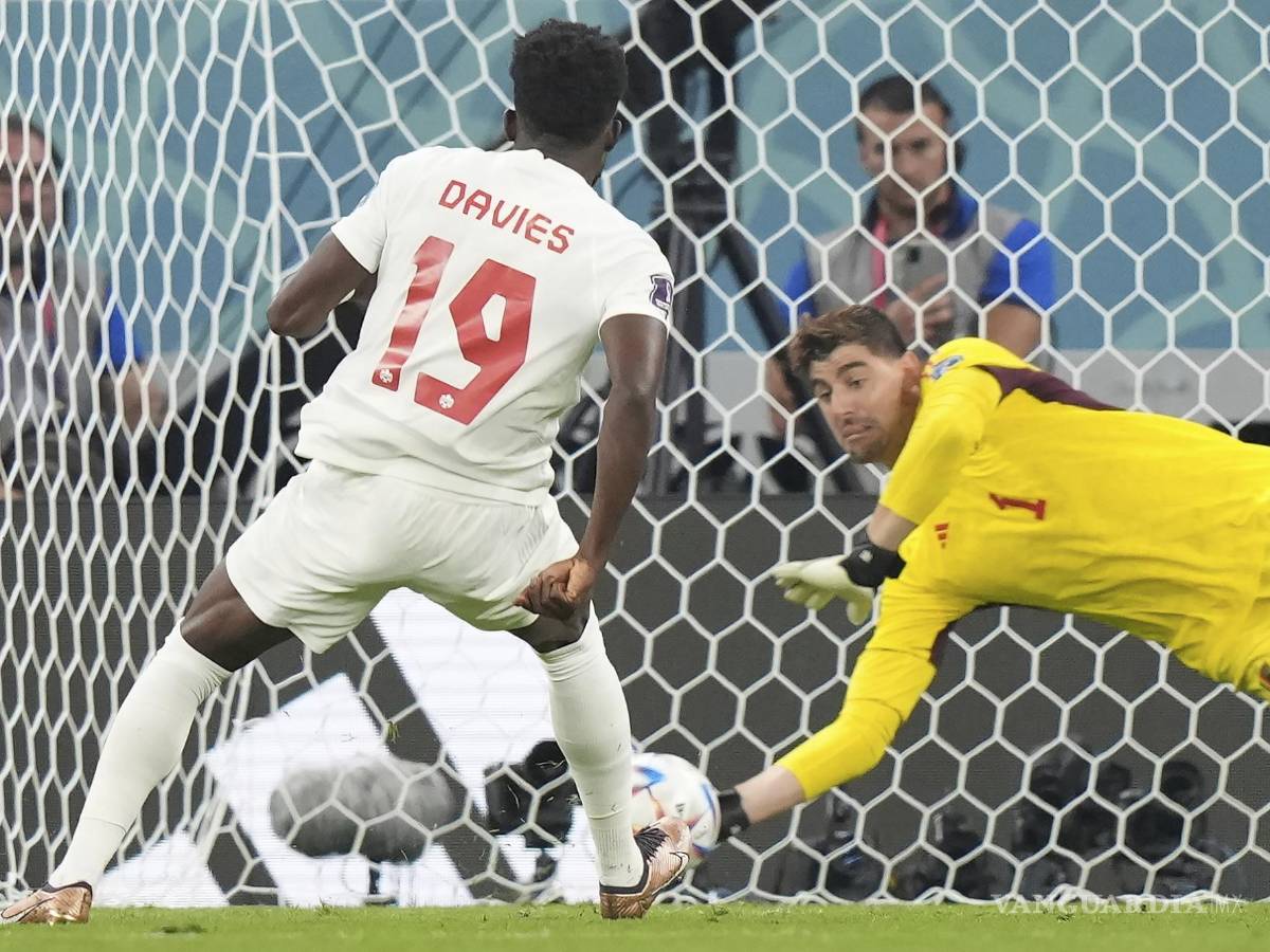 $!Thibaut Courtois ataja el penal de Alphonso Davies.