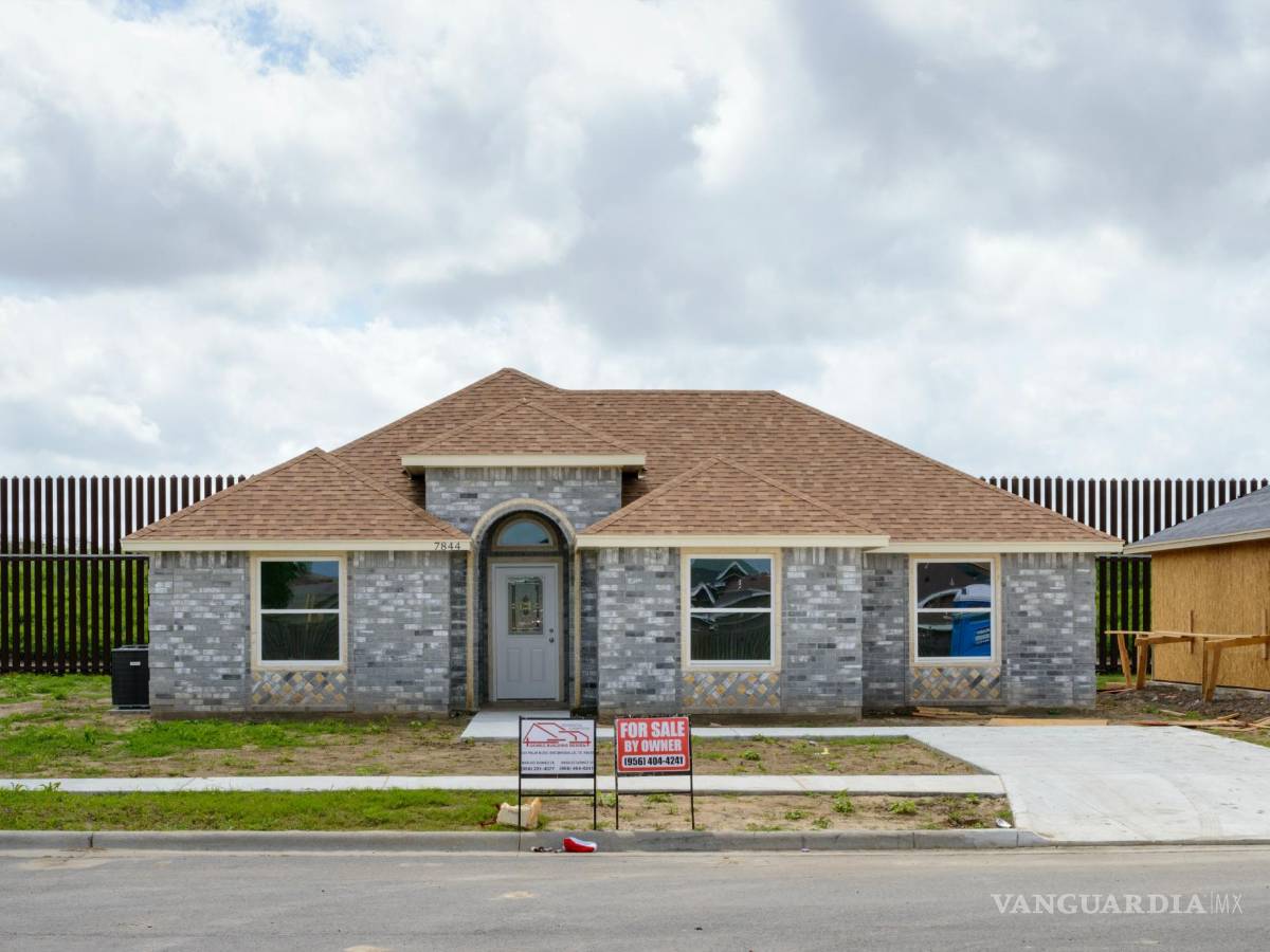 $!Una casa nueva a la venta a lo largo de una valla fronteriza en Brownsville, Texas.