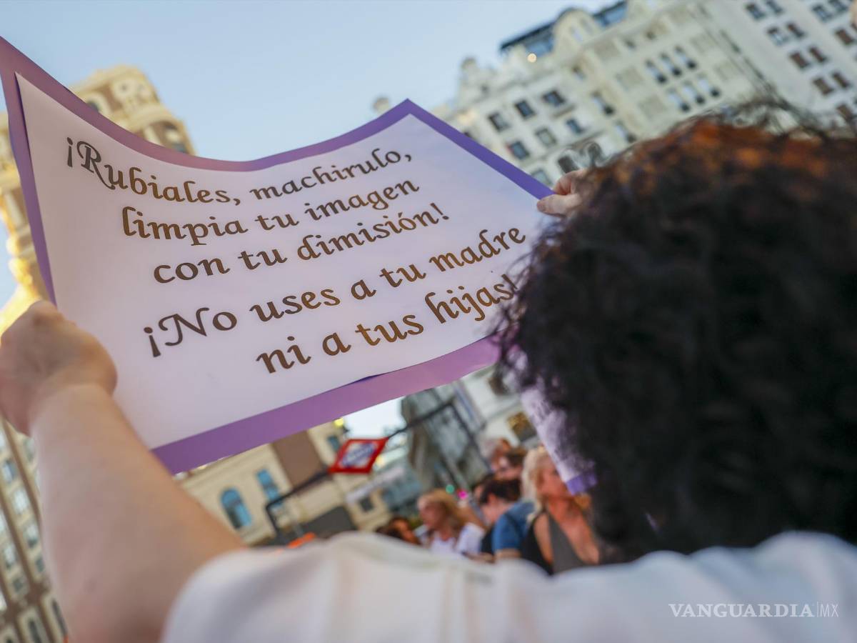 $!Decenas de mujeres se manifestaron en apoyo a las jugadoras de la Selección española de futbol y en concreto de Jenni Hermoso en Madrid.