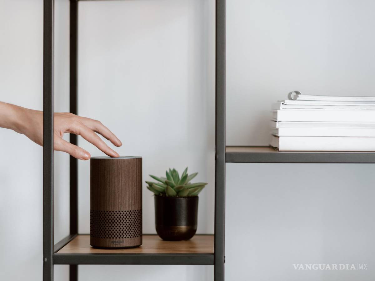 $!Una persona activa un altavoz inteligente convencional.