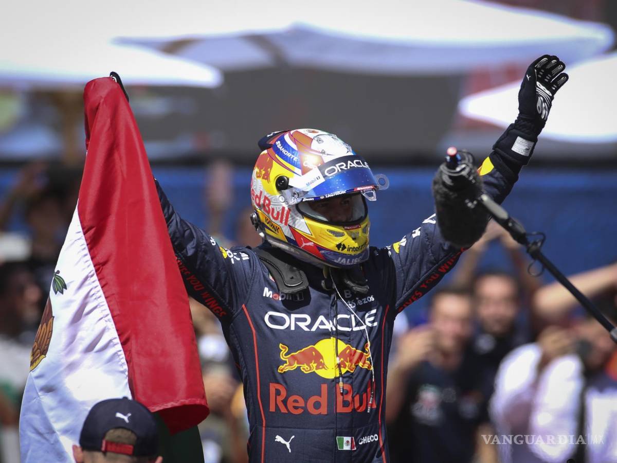 $!Sergio 'Checo' Pérez, de Red Bull Racing, posa con la bandera mexicana durante el Red Bull Show Run en Guadalajara, Jalisco.