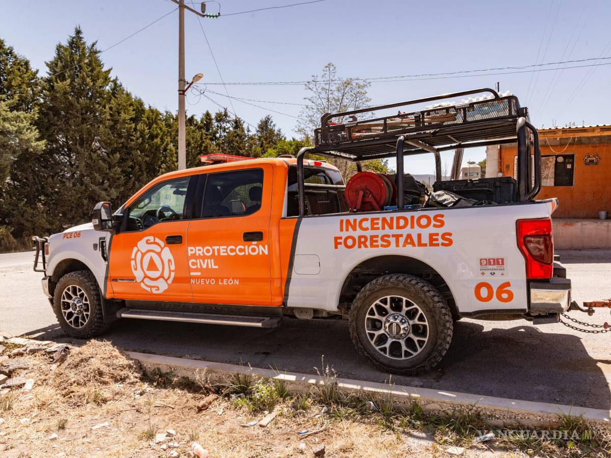 $!Elementos de PC de NL patrullan la zona afectada por el incendio para garantizar la seguridad del área y apoyar a las brigadas.