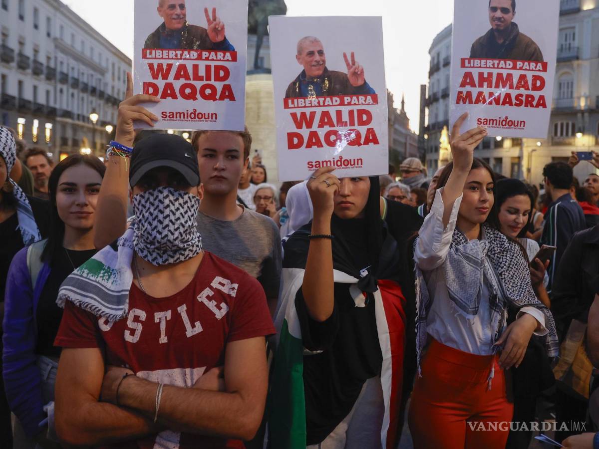 $!Cientos de personas muestran su apoyo a Palestina en la Plaza del Sol de Madrid.