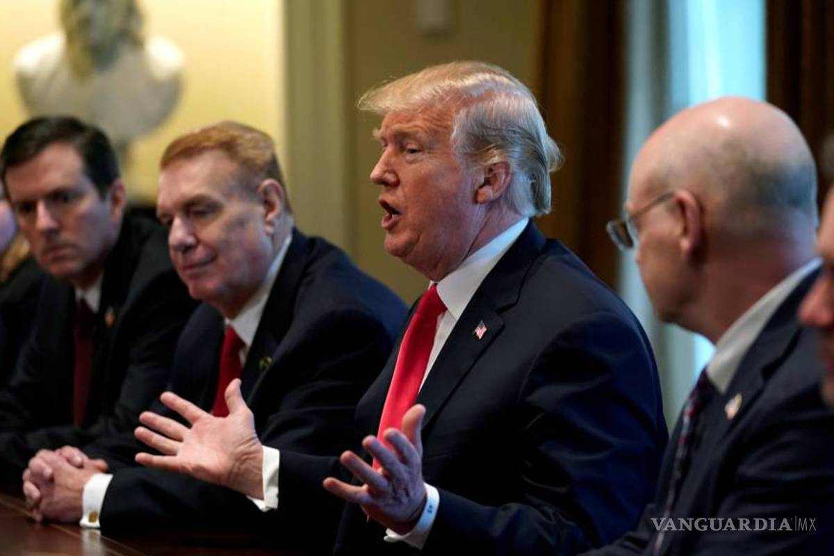 Trump amenaza a México con imponer aranceles por 25% a autos