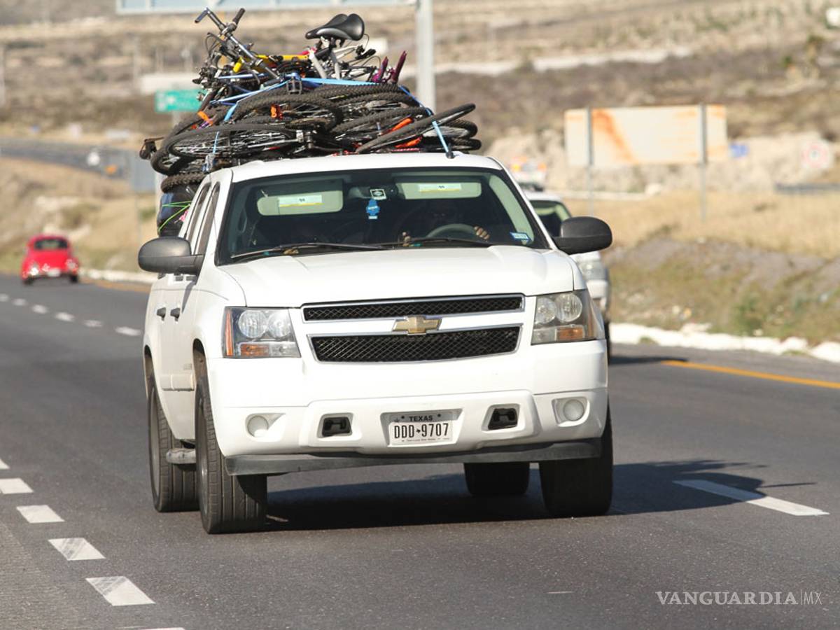 $!Desabasto y problemas en bombas de gasolina retrasan a paisanos
