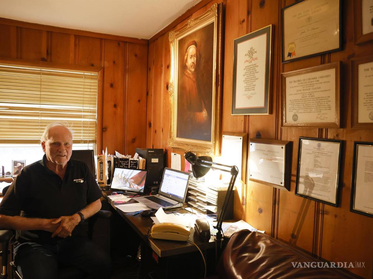 $!El científico estadounidense John Francis Clauser después de enterarse de que ganó el Premio Nobel de Física 2022 en su casa en Walnut Creek, California.