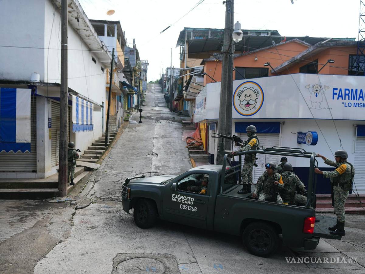 $!Soldados patrullan junto a comercios cerrados en Tila, en Chiapas. La población huye de la localidad debido a la violencia relacionada con el crimen organizado.