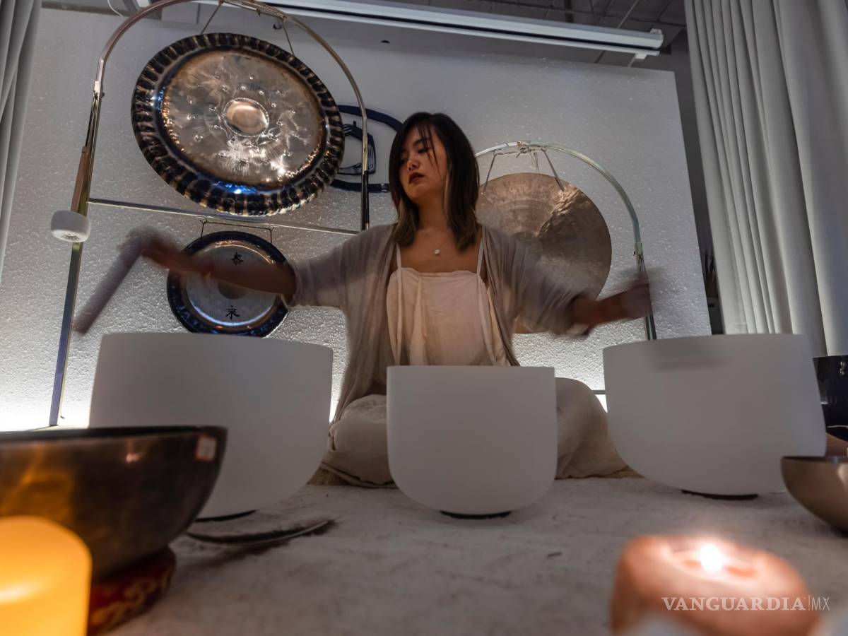 $!Huang Xinyi, propietario e instructor principal de Creative Shelter, dirige una sesión produciendo sonidos de meditación en Shanghai, China. EFE/EPA/Alex Plavevki