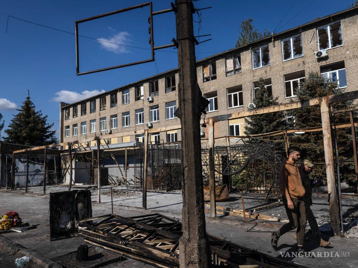 $!Puestos de mercado carbonizados en Kostyantynivka, en territorio controlado por Ucrania, cerca de Bakhmut.