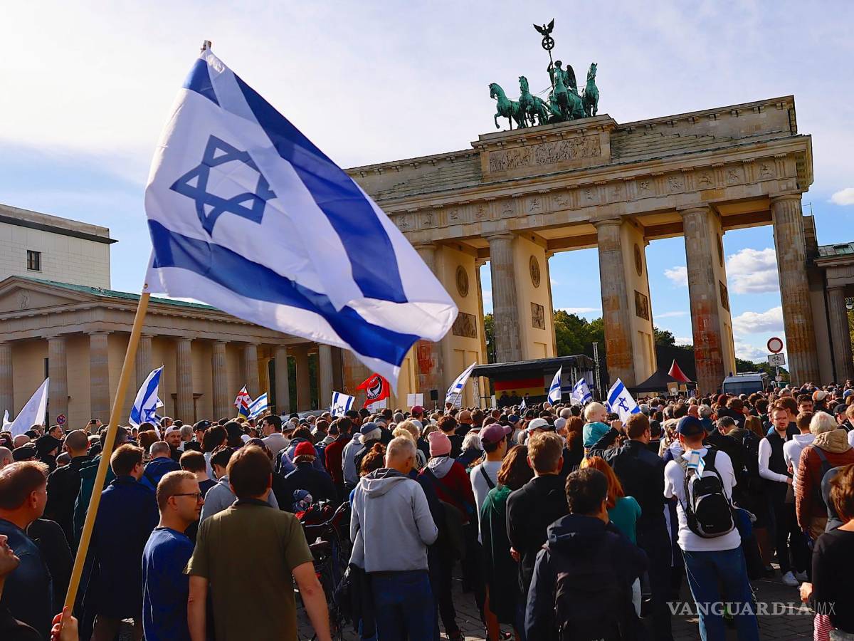 $!La gente participa en una manifestación de solidaridad con Israel en la plaza ‘Pariser Platz’ frente a la histórica Puerta de Brandenburgo, en Berlín, Alemania.