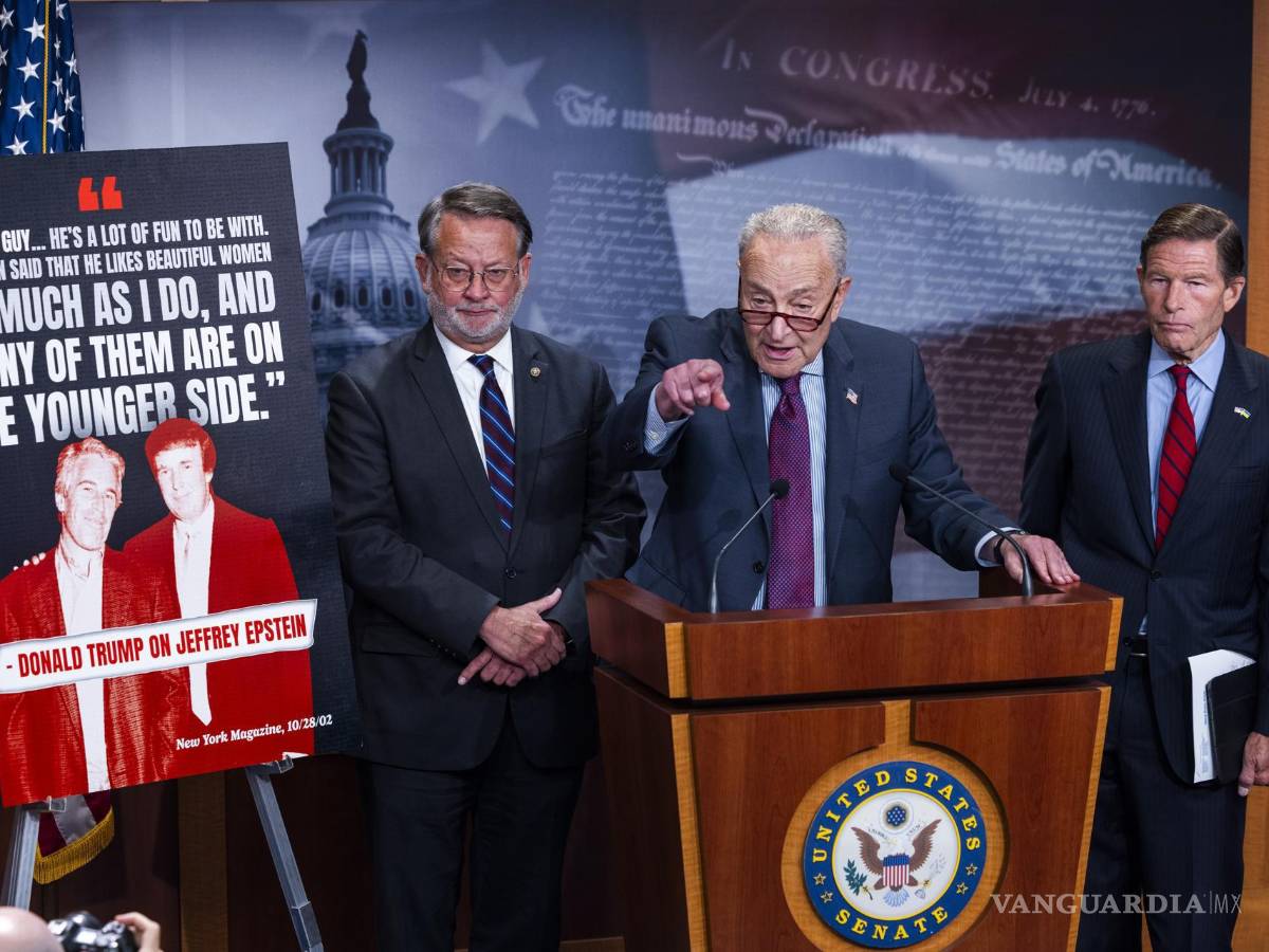 $!El líder de la minoría del Senado, Chuck Schumer (c) habla sobre la relación de Donald Trump, con el difunto delincuente sexual Jeffrey Epstein en el Capitolio.