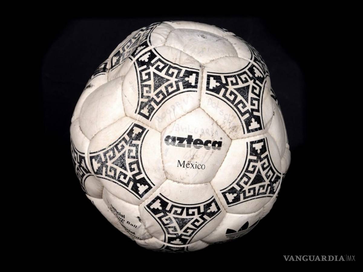 $!El balón con que Diego Maradona anotó en el Mundial de México en 1986, el que es considerado como el mejor de la historia y el de la “Mano de Dios”, será subastado.