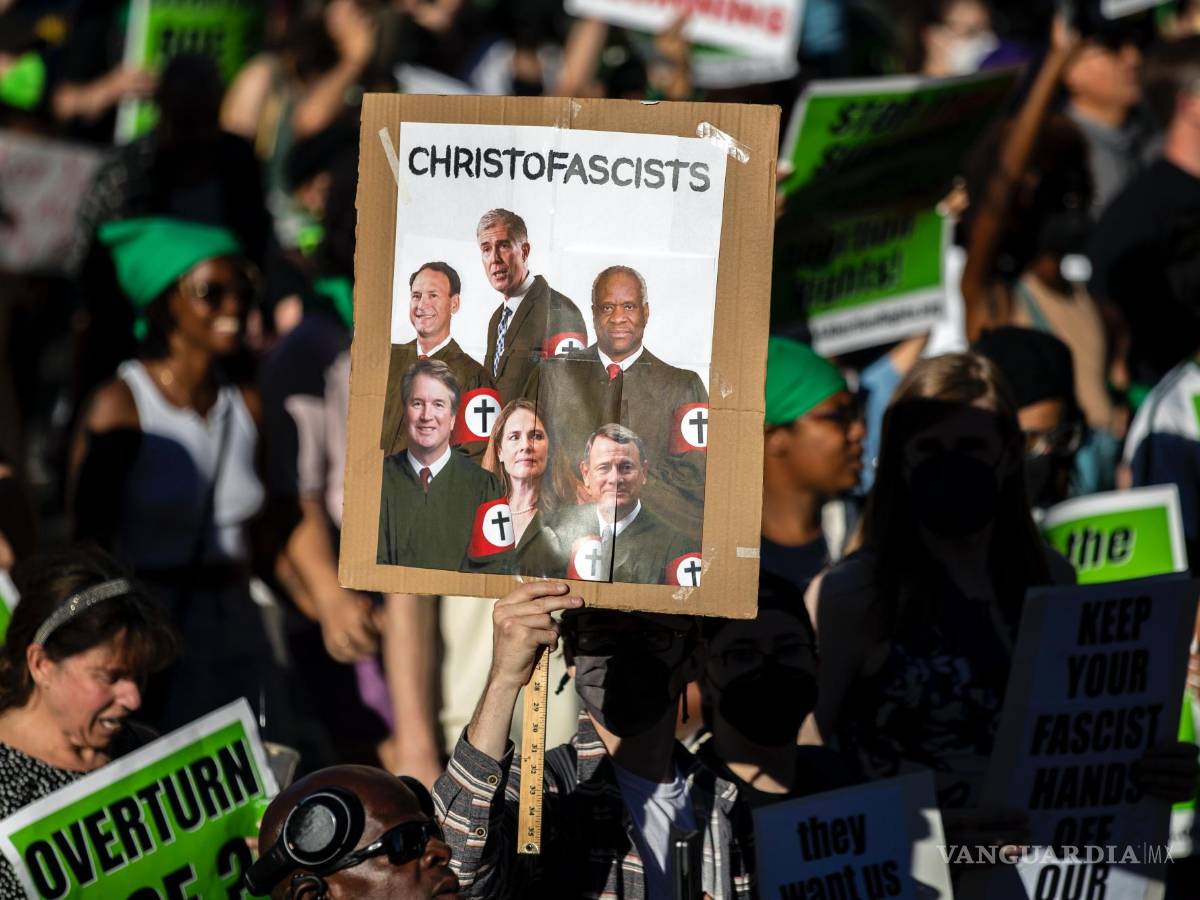 $!Una persona sostiene una pancarta que muestra a los jueces de la Corte Suprema, mientras los manifestantes a favor del aborto protestan en Los Ángeles, California.