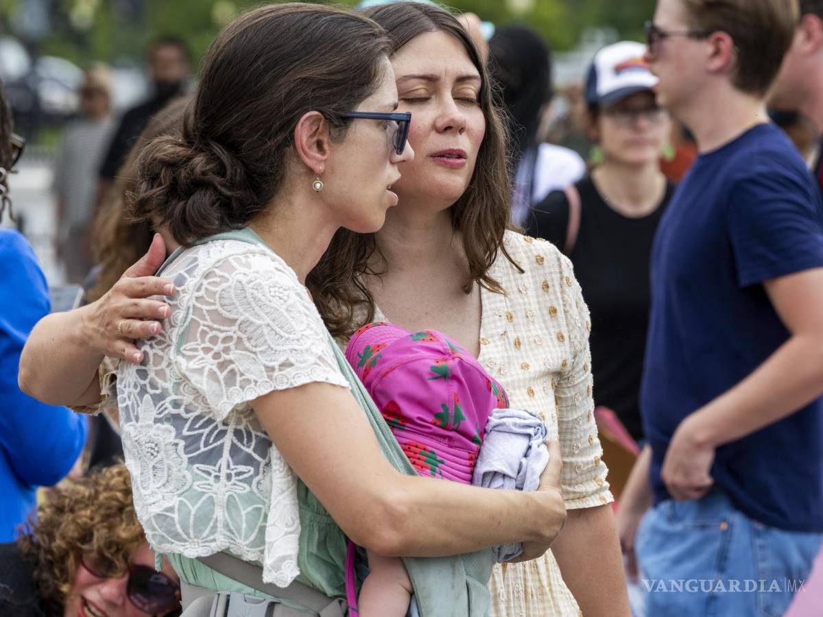 $!Activistas climáticos, junto con amigos y familiares de las víctimas de las inundaciones en Texas, en un homenaje a los niños fallecidos.