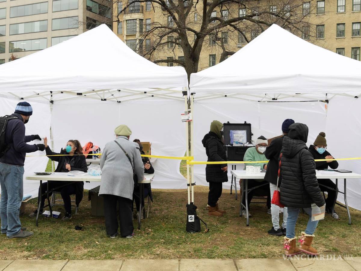 $!Hasta el 15 de diciembre, alrededor de 61% de los casos corresponden a la variante ómicron altamente contagiosa, mientras que 38% eran de la delta.