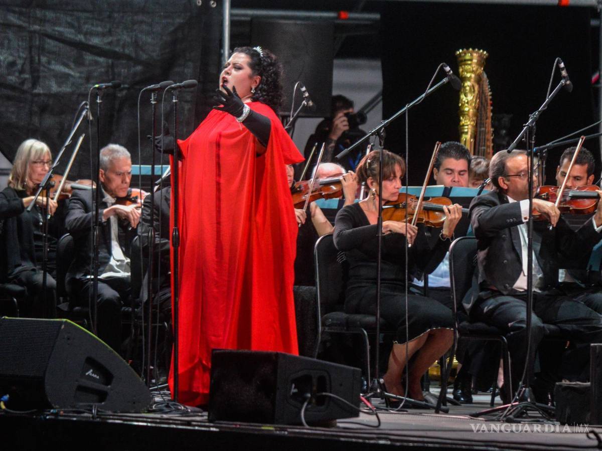 $!La soprano mexicana María Katzarava y la Orquesta Filarmónica de la Ciudad de México en la inauguración de la 50 edición del Festival Internacional Cervantino.
