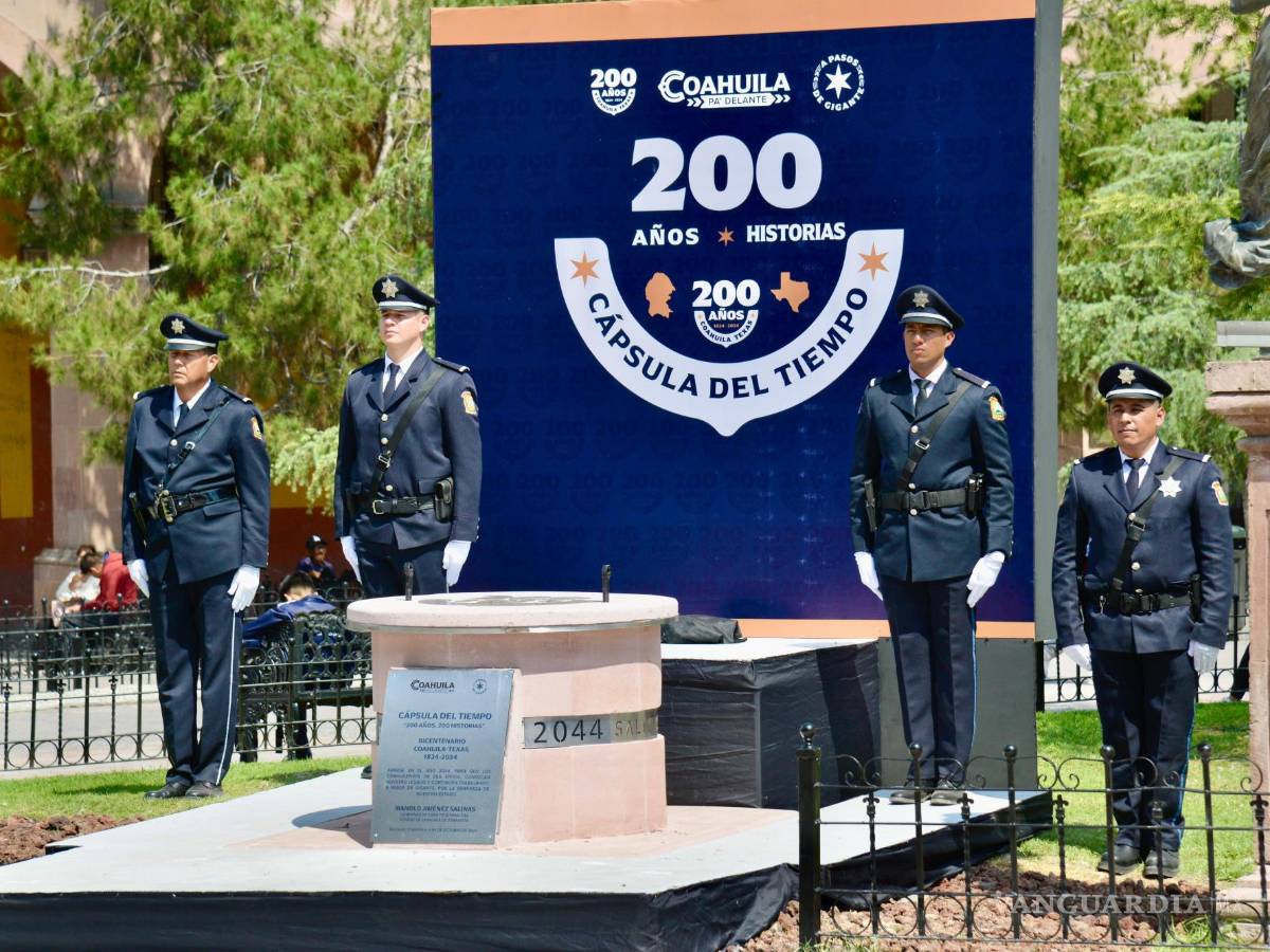 $!Los presidentes municipales entregaron objetos significativos de sus municipios para ser guardados en la cápsula del tiempo del Bicentenario.