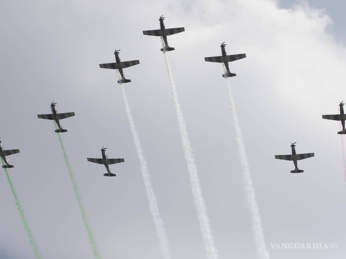 $!Aviones de las Fuerzas Armadas de México en el desfile previo al Gran Premio de Fórmula Uno de Ciudad de México.