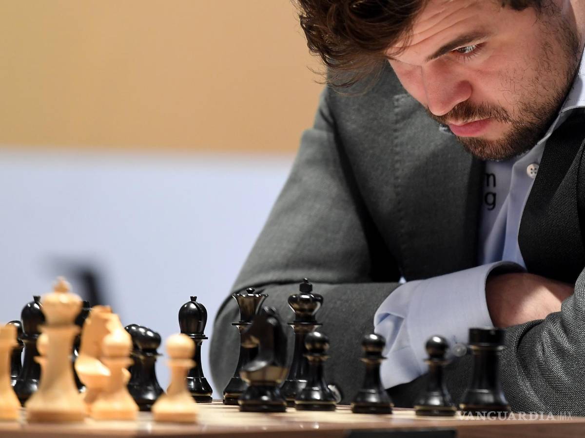 $!El noruego Magnus Carlsen, campeón del mundo de ajedrez, en una disputada partida.