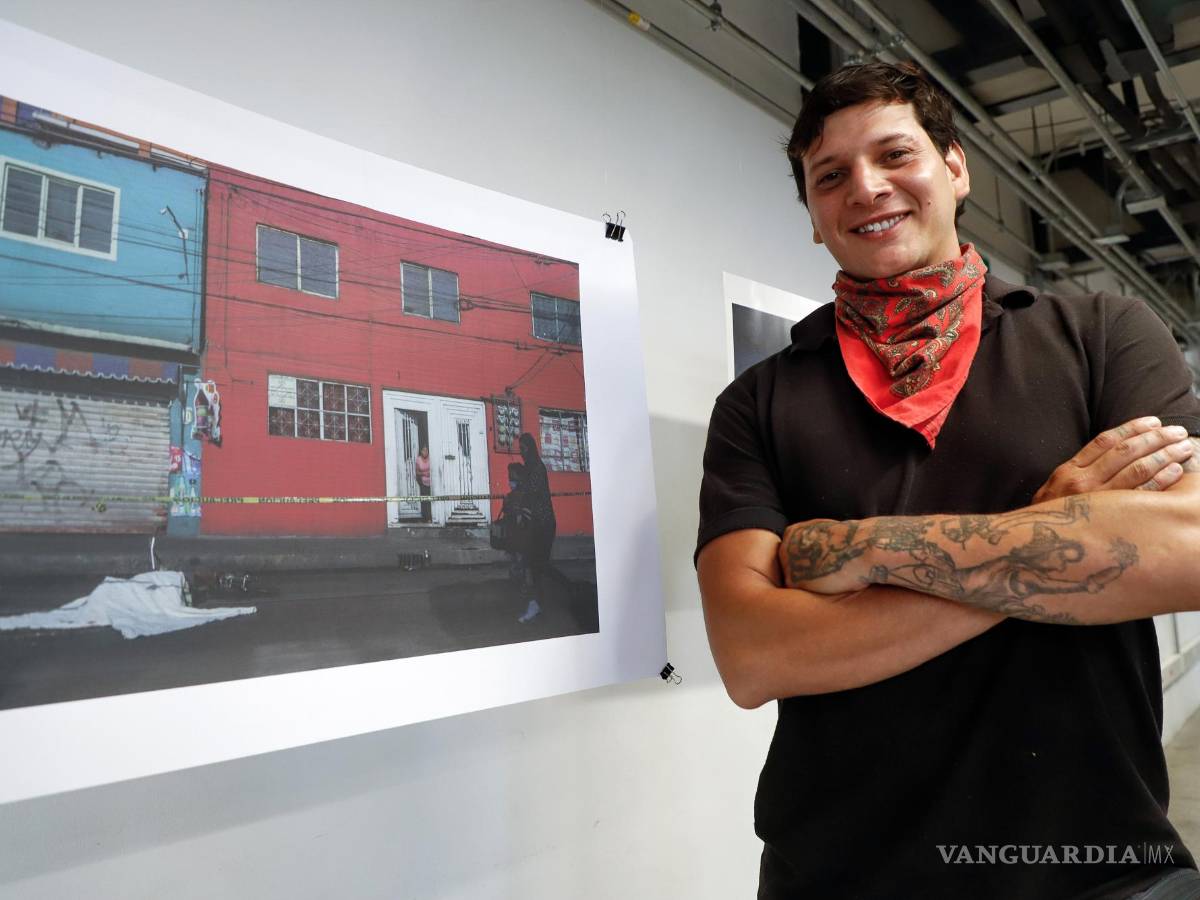 $!El fotoperiodista mexicano, Ernesto Álvarez, posa para fotos durante la exposición Dulce Violencia, muestra fotográfica de nota roja en el Faro Cosmo.