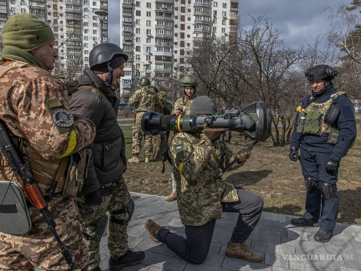 $!Un miembro de las Fuerzas de Defensa Territorial aprendiendo a usar un misil Javelin durante una sesión de entrenamiento en Kiev, Ucrania.