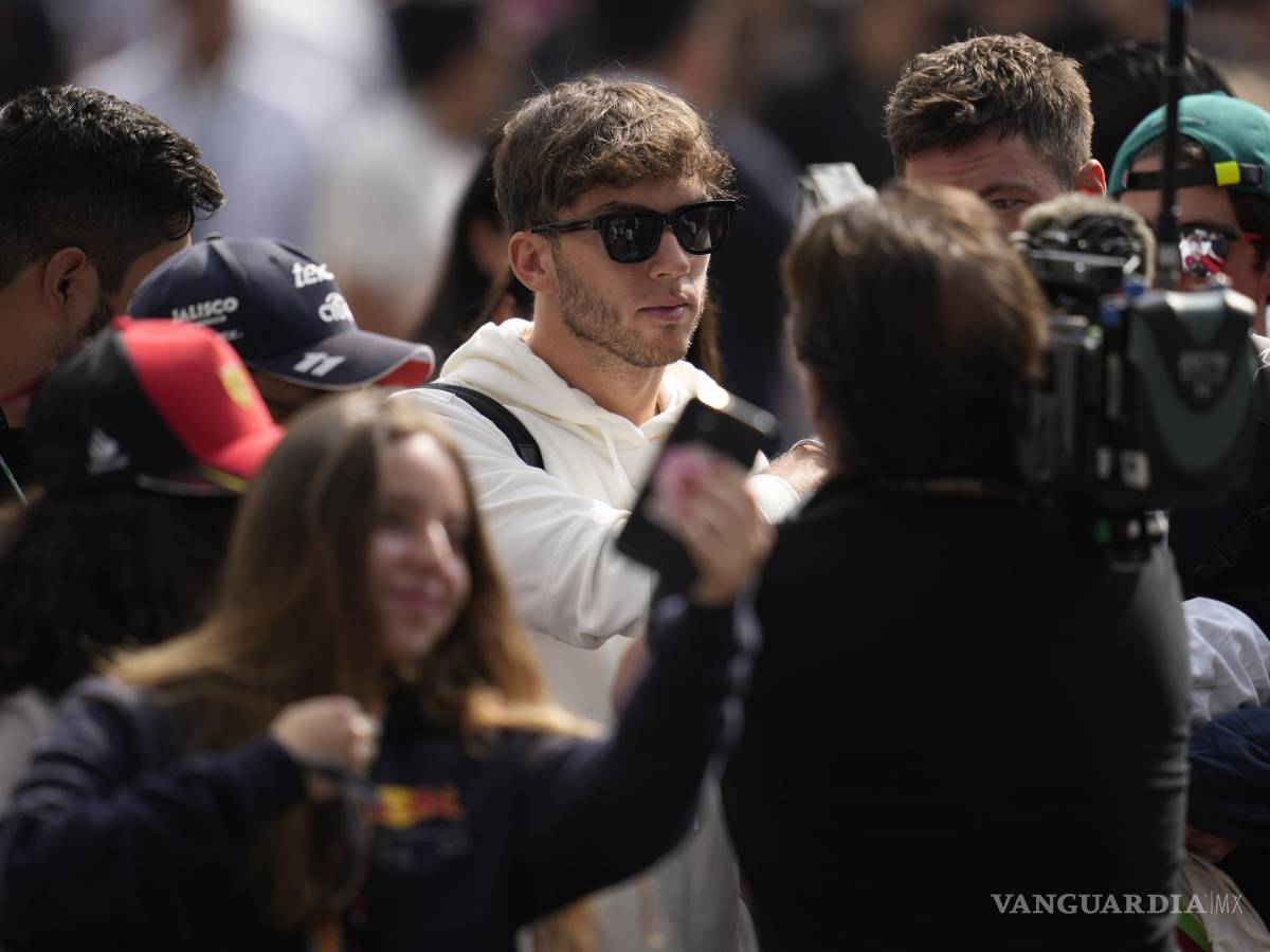 $!El francés Pierre Gasly, de AlphaTauri, camina su llegada al Gran Premio de Fórmula Uno de Ciudad de México en el Autódromo Hermanos Rodríguez.