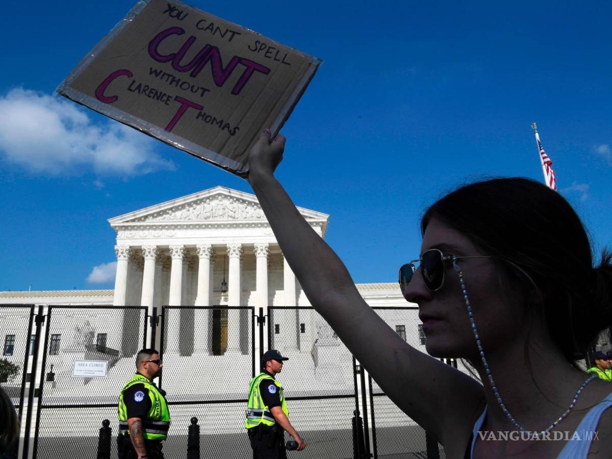 $!Una mujer sostiene una pancarta que dice No puedes deletrear coño sin Clarence Thomas en alusión al juez del Tribunal Supremo en Washington.