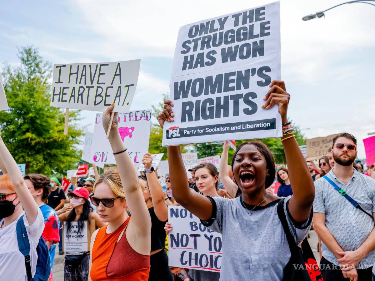 $!Manifestantes a favor del derecho a decidir participan en una marcha frente al capitolio estatal en el centro de Atlanta, Georgia.
