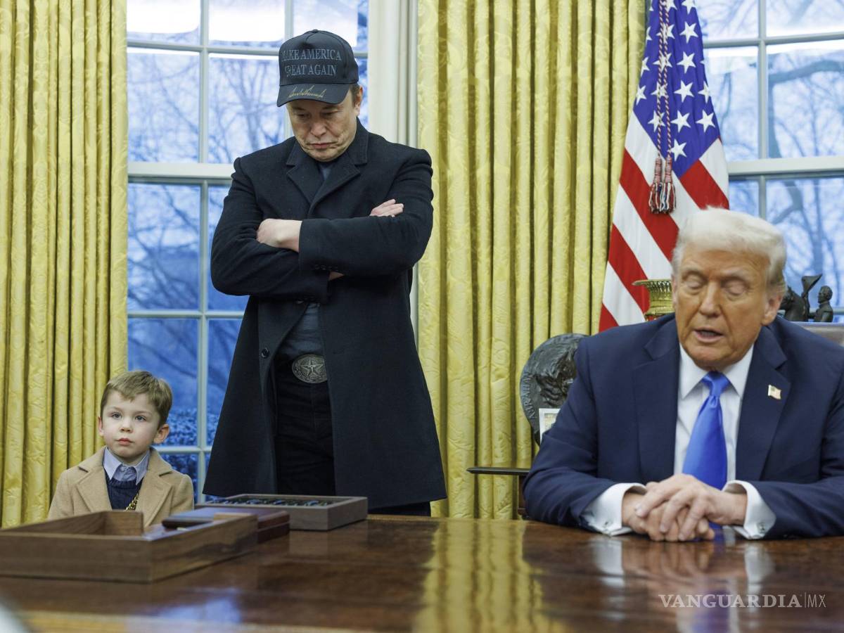 $!El presidente estadounidense, Donald Trump (d), junto a Elon Musk y su hijo en el despacho oval. Musk viajaba con una caja que contenía unas 20 pastillas.
