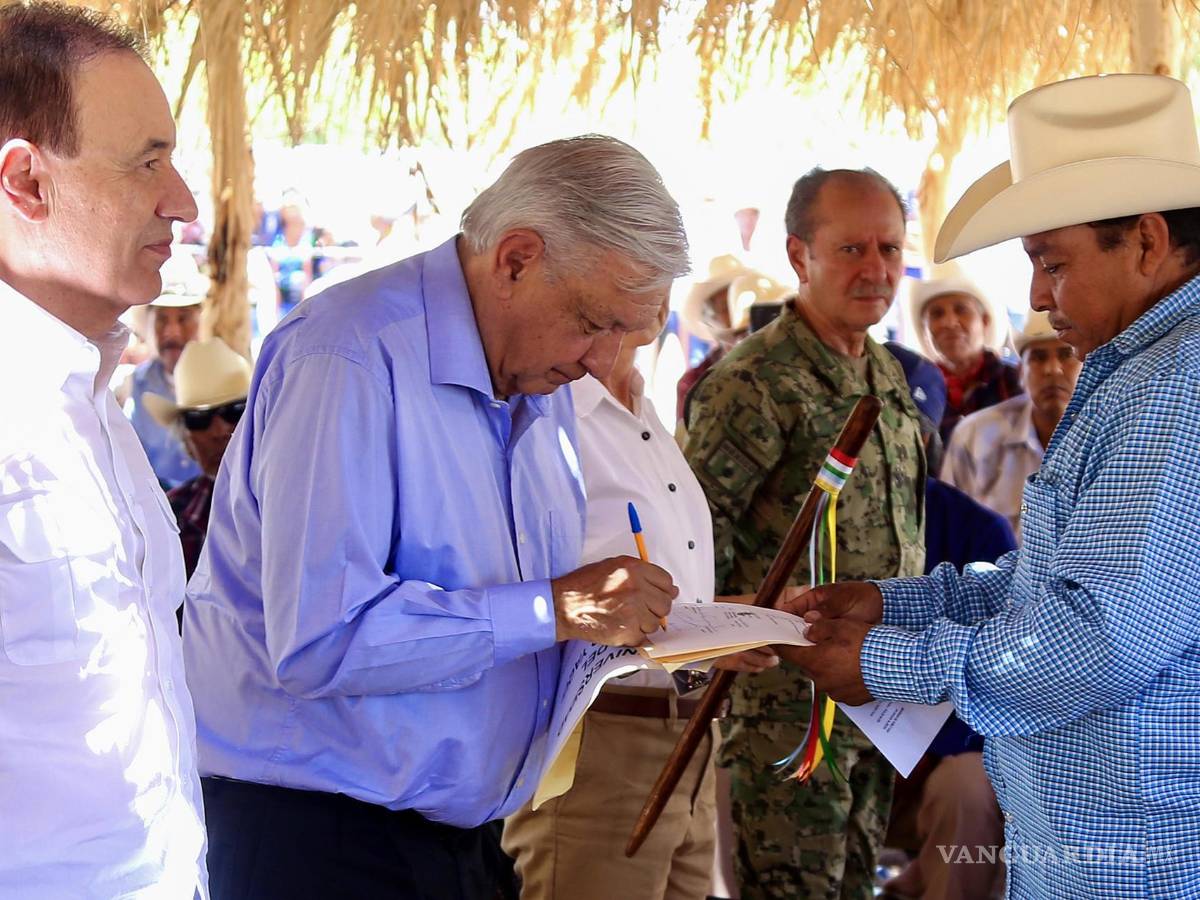 $!El presidente de México Andrés Manuel López Obrador (c) y el gobernador Tradicional de Vicam Pueblo, Joaquín Cota Buitimea.