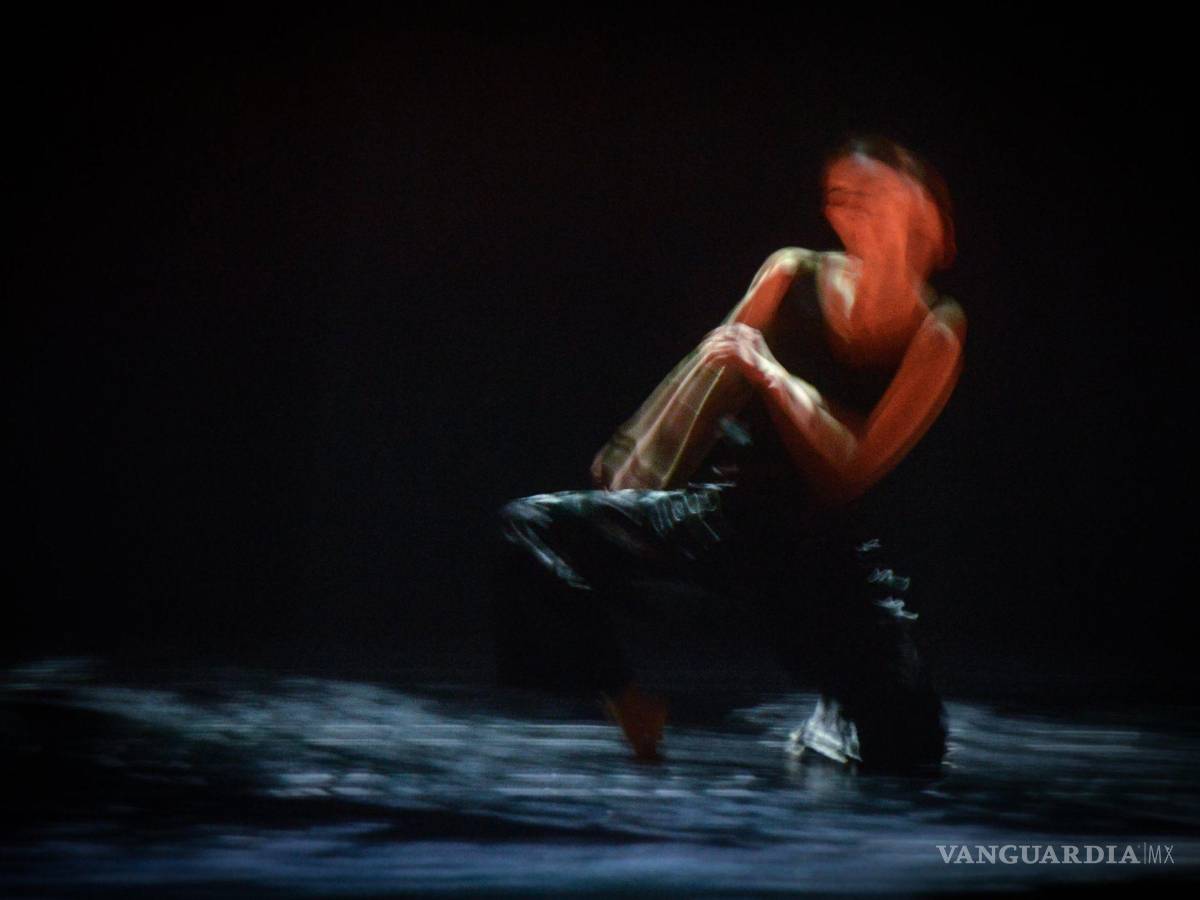 $!Laboratory Dance Project presentaron Ceniza en el Teatro Principal como parte de las actividades de teatro del 50 Festival Internacional Cervantino.