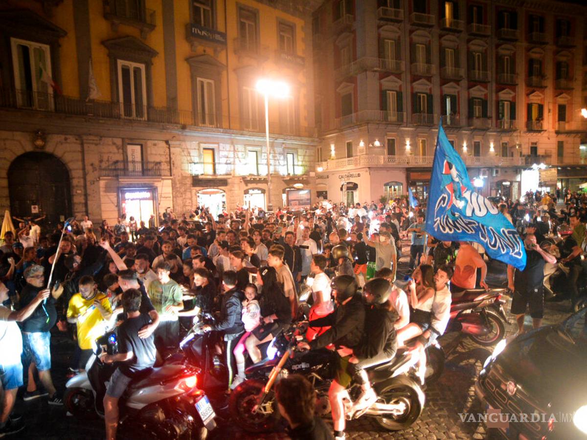 $!Nápoles olvida la sana distancia y llena sus calles tras ganar la Copa Italia (fotos)