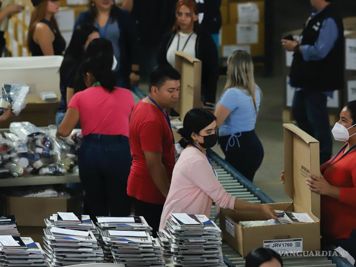 $!Trabajadores electorales llenan cajas con suministros electorales en San Salvador, El Salvador. El Salvador celebrará elecciones presidenciales el 4 de febrero.
