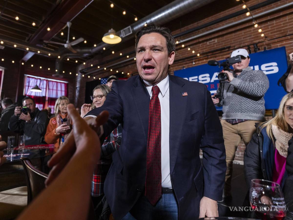 $!El gobernador de Florida, Ron DeSantis, saluda a sus seguidores después de hablar en Stone Cliff Winery en Dubuque, Iowa.