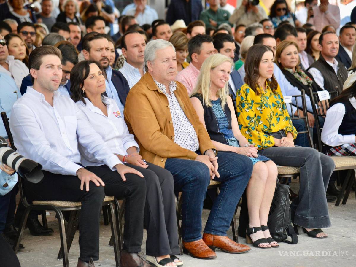 $!Ciudadanos de los 38 municipios participaron con recuerdos y mensajes personales en la cápsula del tiempo.