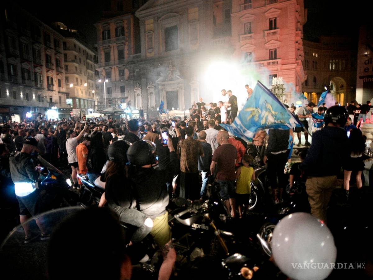 $!Nápoles olvida la sana distancia y llena sus calles tras ganar la Copa Italia (fotos)