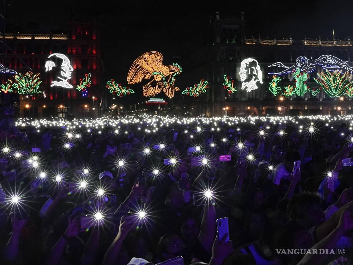 $!Asistentes al concierto gratuito de la banda regional mexicana Grupo Firme en el Zócalo.