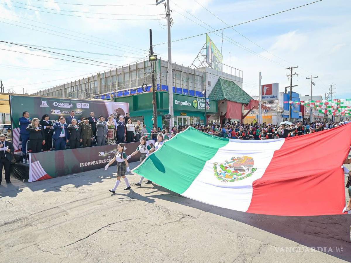 $!Contingentes escolares y de seguridad desfilaron en las calles del primer cuadro de la ciudad.