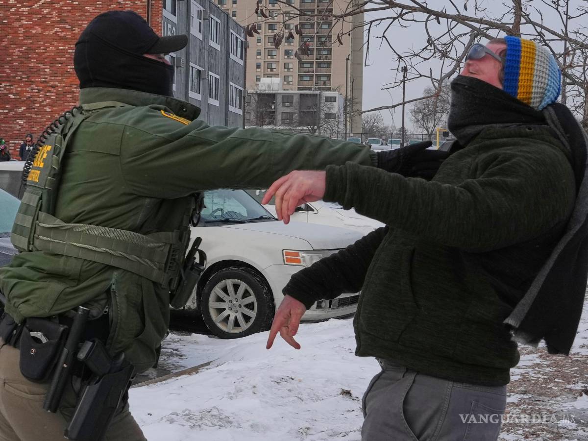 $!Un agente federal empuja a una persona en Minneapolis, Minnesota, el domingo 25 de enero de 2026.