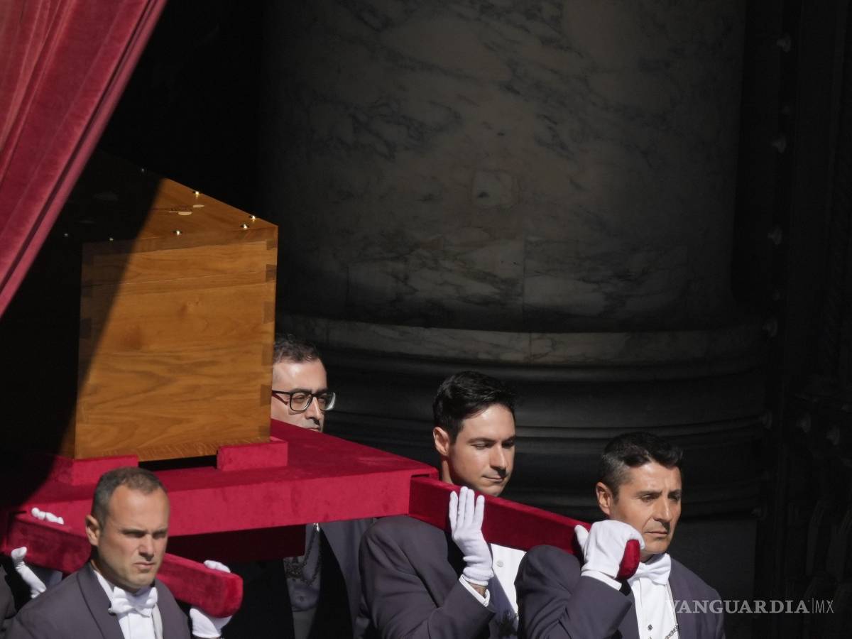$!El féretro del papa Francisco sale de la basílica de San Pedro del Vaticano a hombros de los porteadores para su funeral.