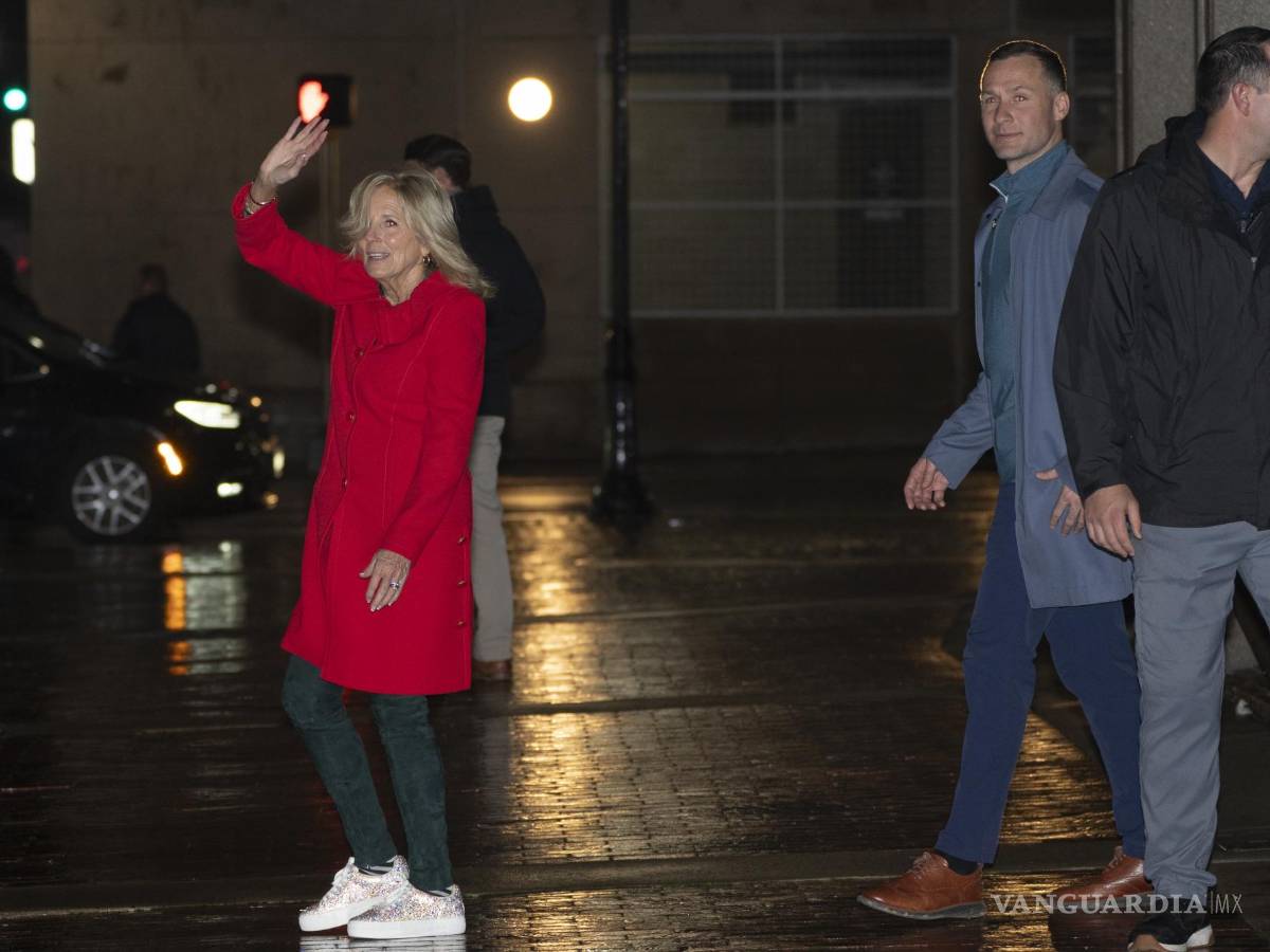 $!La primera dama Jill Biden saluda al salir de la sede de campaña del presidente Joe Biden en Wilmington, Delaware.