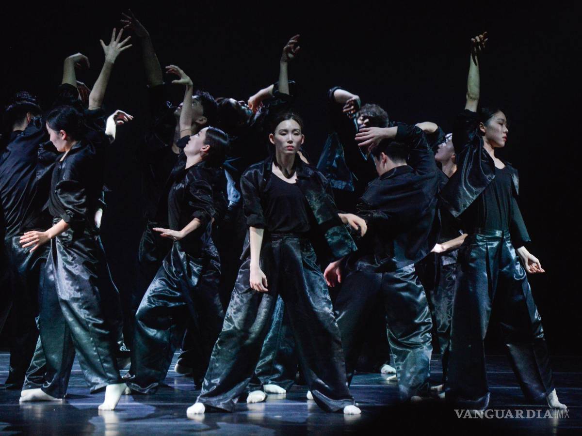 $!Laboratory Dance Project presentaron “Ceniza” en el Teatro Principal como parte de las actividades de teatro del 50 Festival Internacional Cervantino.