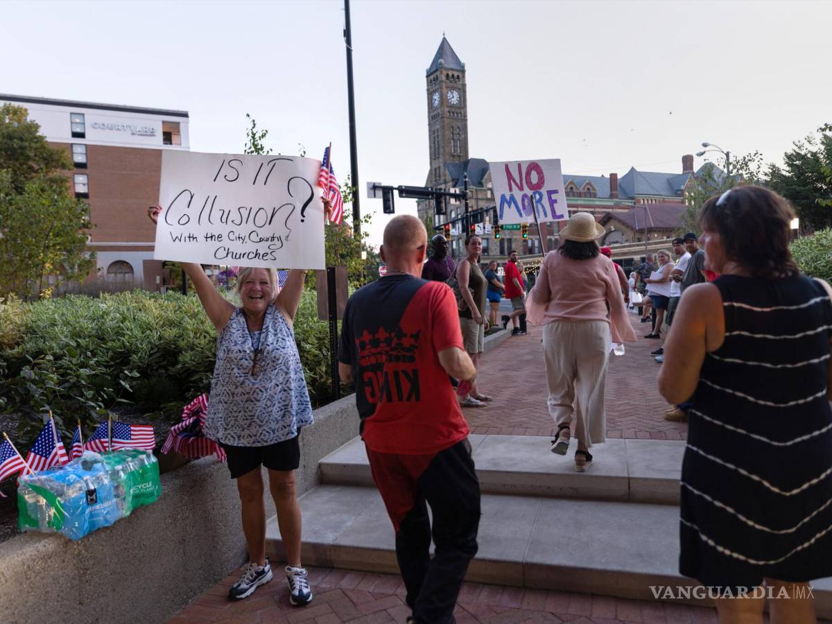 $!Manifestantes que se oponen a la llegada de inmigrantes haitianos a Springfield, Ohio con pancartas frente a la reunión de la Comisión Municipal en agosto.