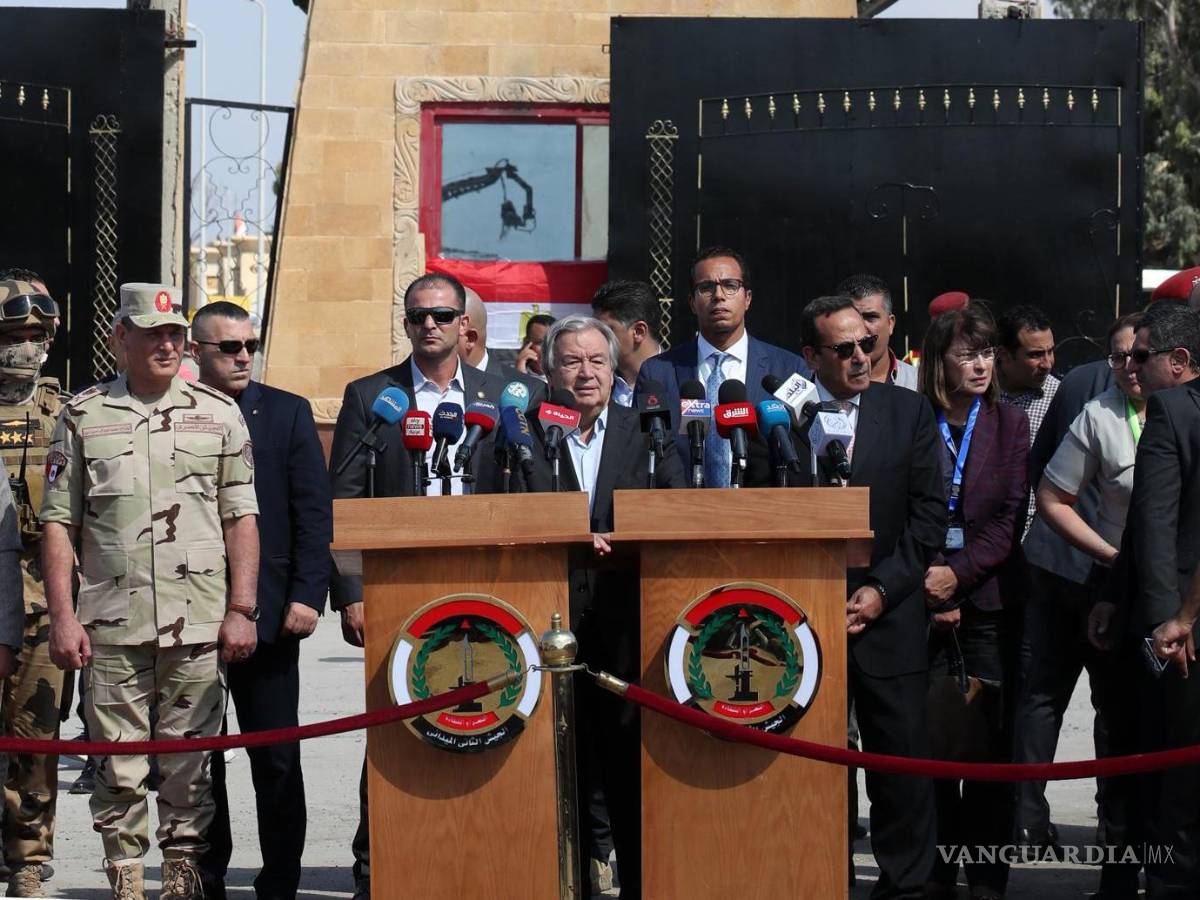 $!El Secretario General de la ONU, Antonio Guterres (C), da una conferencia de prensa en la puerta fronteriza de Rafah, entre Egipto y Gaza, en Rafah.