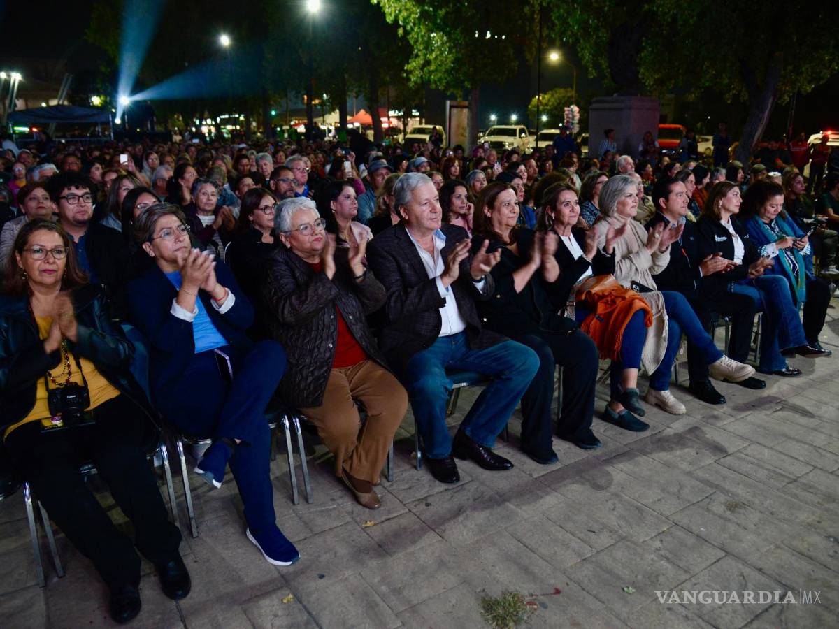 $!Aida Cuevas pone a cantar a los saltillenses en concierto gratuito