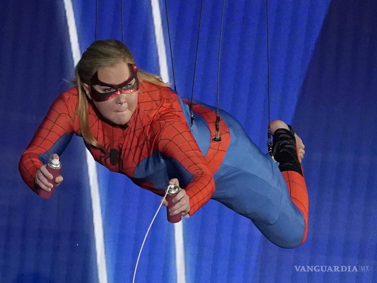 $!Amy Schumer apareció en el escenario como Spider-Man durante una de sus intervenciones en la ceremonia de los Oscar 2022.